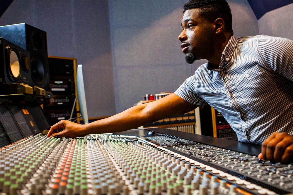 Profiles of Influential Sound Engineers Shaping Trends