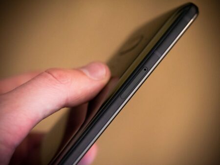 Why Phones With No Buttons Are Trending